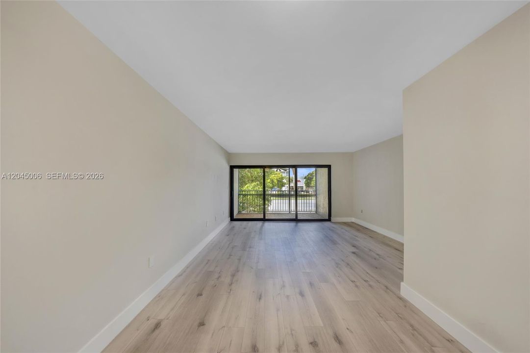 For Rent: $2,200 (1 beds, 1 baths, 922 Square Feet)