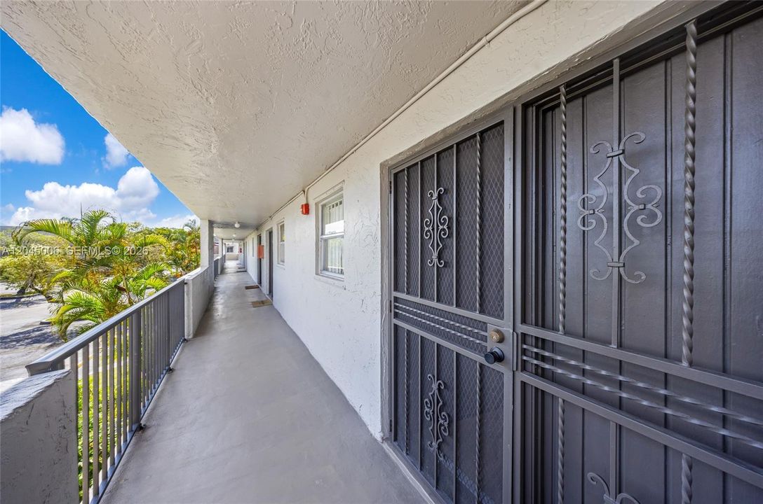 For Rent: $2,200 (1 beds, 1 baths, 922 Square Feet)