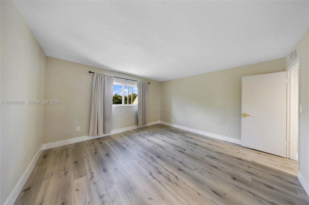 For Rent: $2,200 (1 beds, 1 baths, 922 Square Feet)