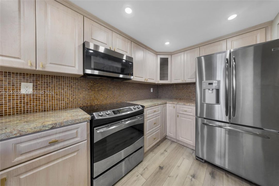 For Rent: $2,200 (1 beds, 1 baths, 922 Square Feet)