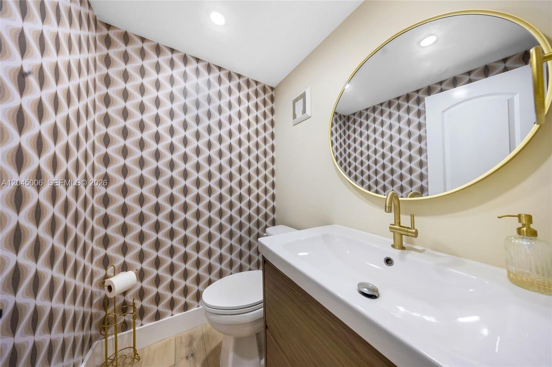 For Rent: $2,200 (1 beds, 1 baths, 922 Square Feet)