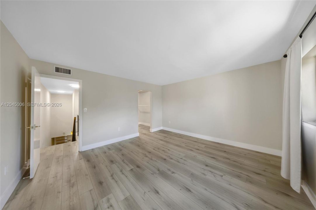 For Rent: $2,200 (1 beds, 1 baths, 922 Square Feet)