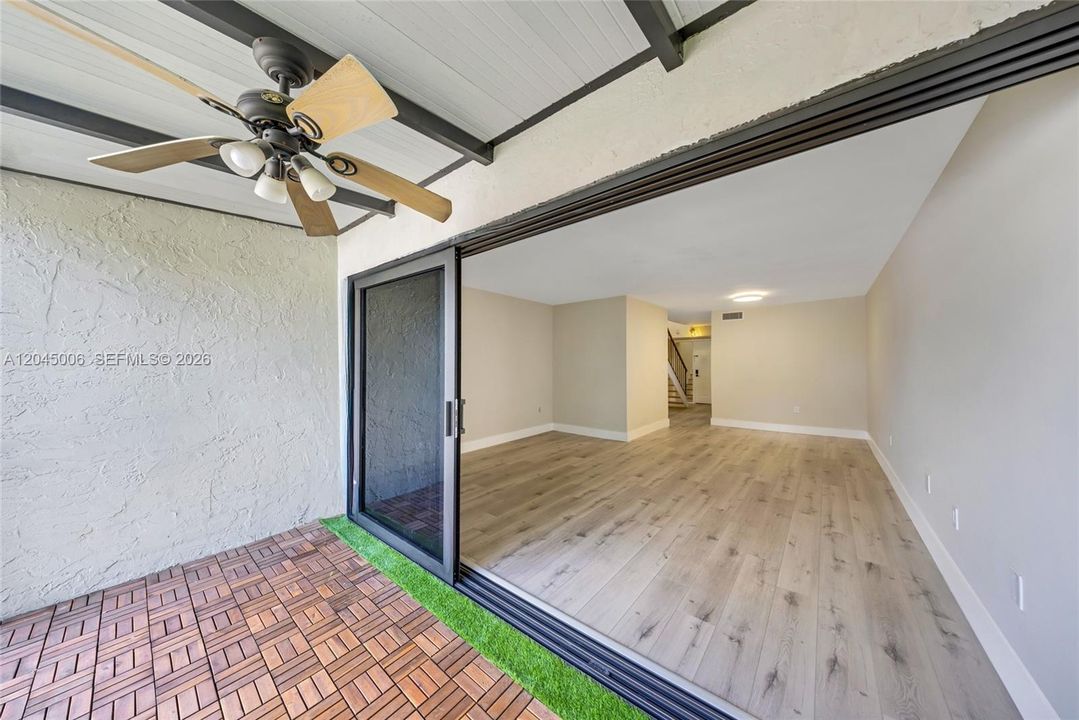 For Rent: $2,200 (1 beds, 1 baths, 922 Square Feet)