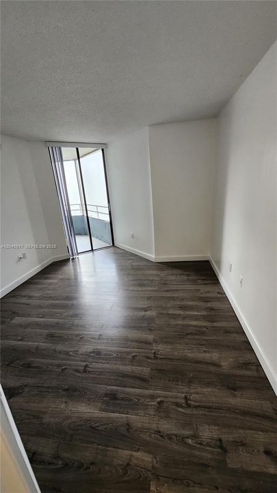 For Sale: $198,000 (1 beds, 1 baths, 796 Square Feet)