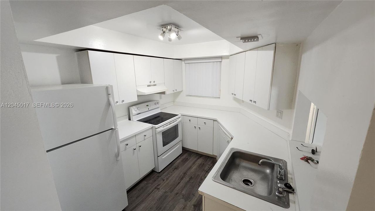 For Sale: $198,000 (1 beds, 1 baths, 796 Square Feet)