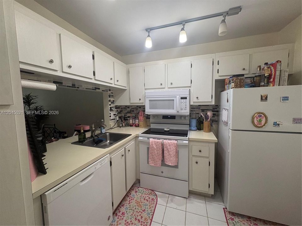 For Rent: $1,650 (1 beds, 1 baths, 940 Square Feet)