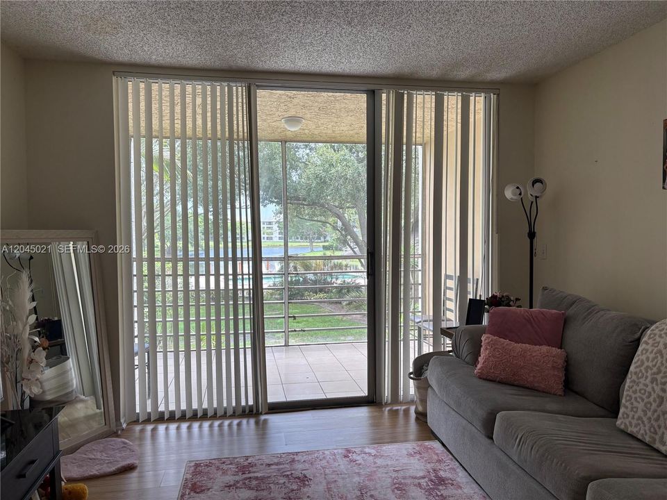 For Rent: $1,650 (1 beds, 1 baths, 940 Square Feet)