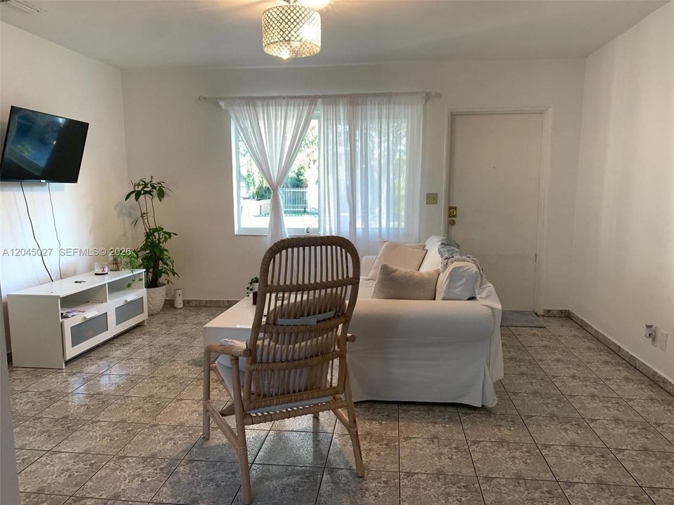 В аренду: $2,400 (2 спален, 1 ванн, 840 Квадратных фут)