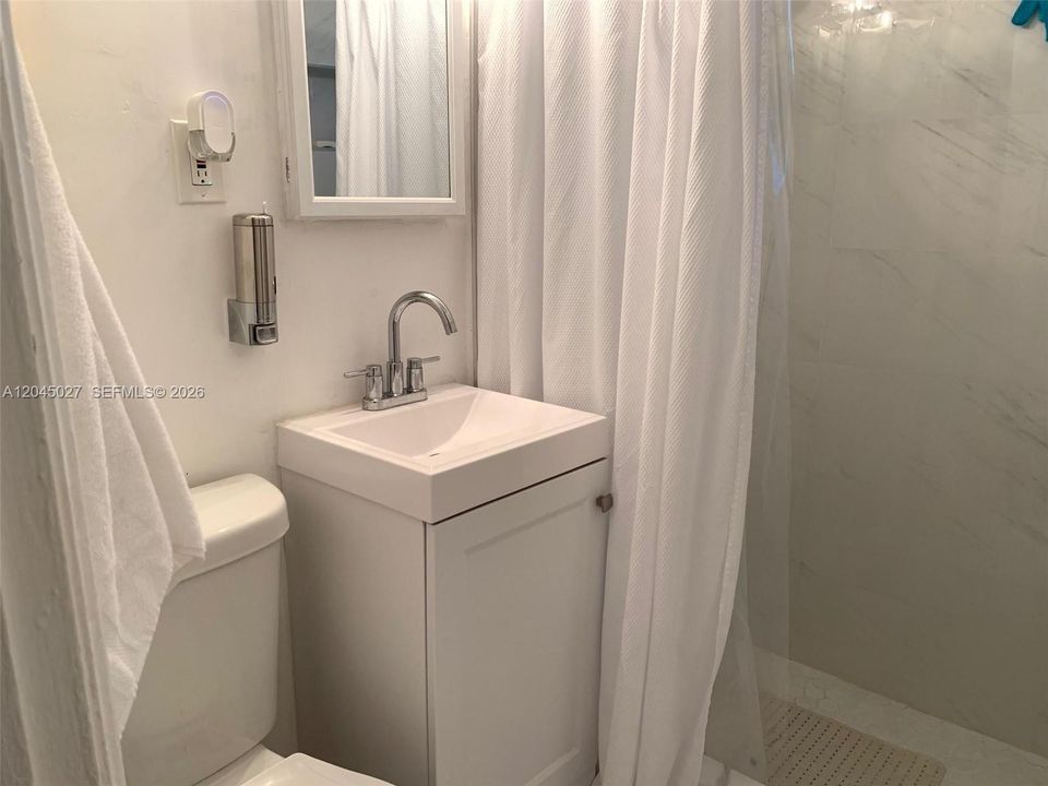 В аренду: $2,400 (2 спален, 1 ванн, 840 Квадратных фут)