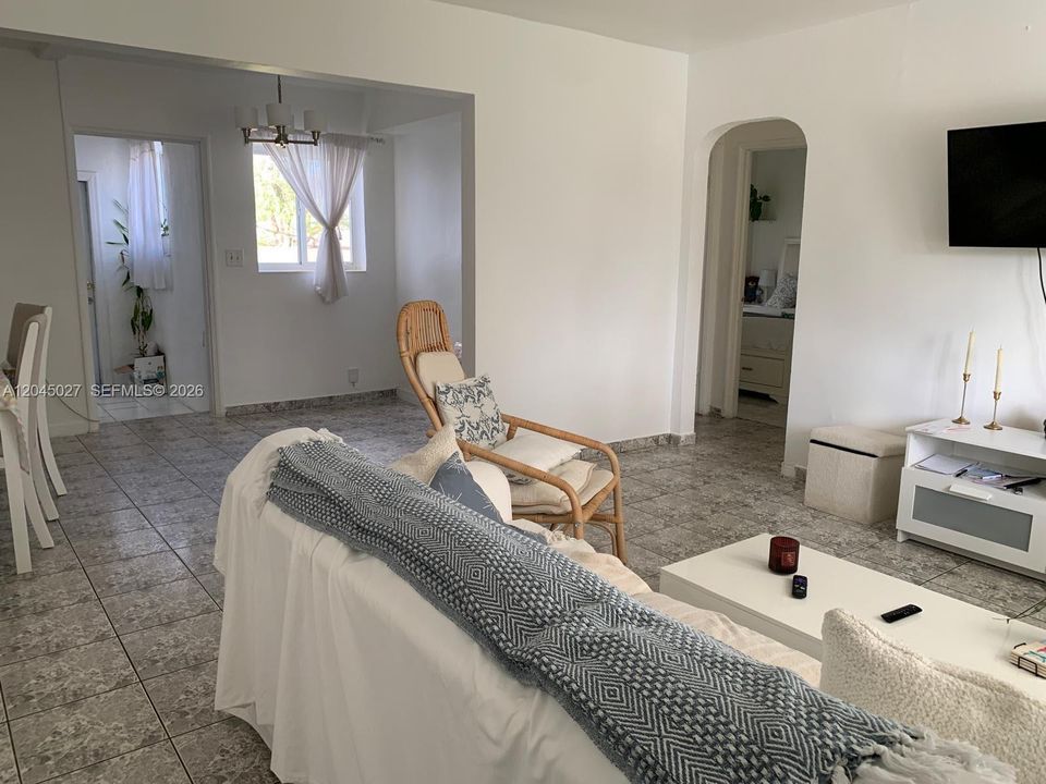 В аренду: $2,400 (2 спален, 1 ванн, 840 Квадратных фут)
