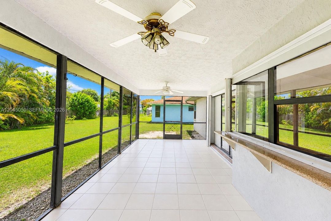 Huge screened patio, kitchen window access perfect for entertain