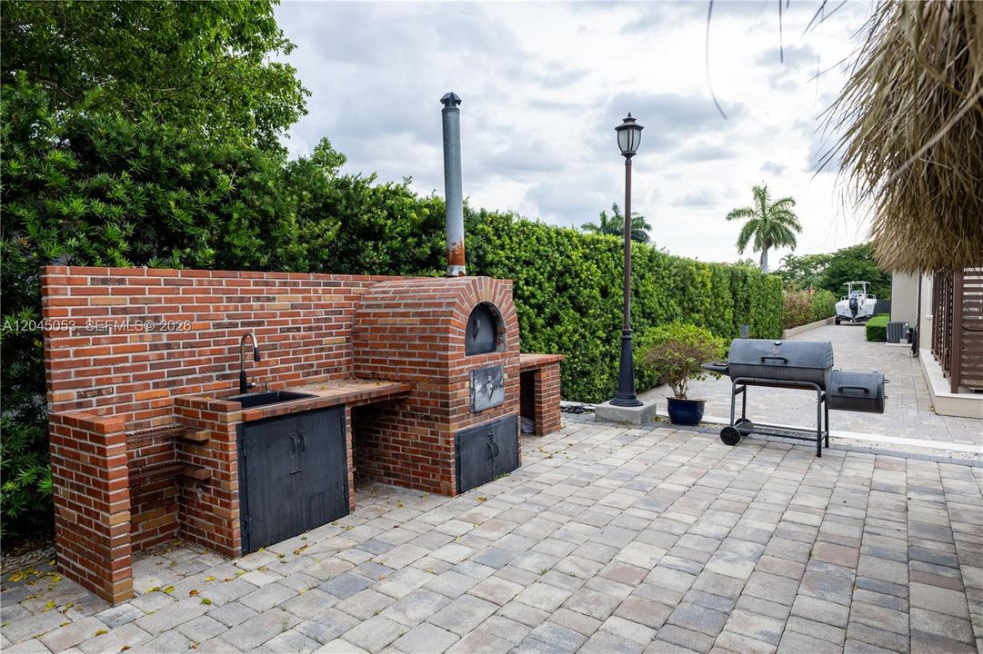 For Sale: $3,500,000 (7 beds, 6 baths, 5789 Square Feet)
