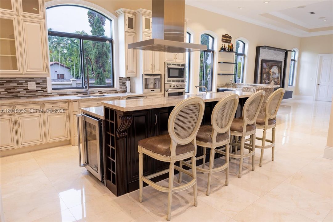 For Sale: $3,500,000 (7 beds, 6 baths, 5789 Square Feet)