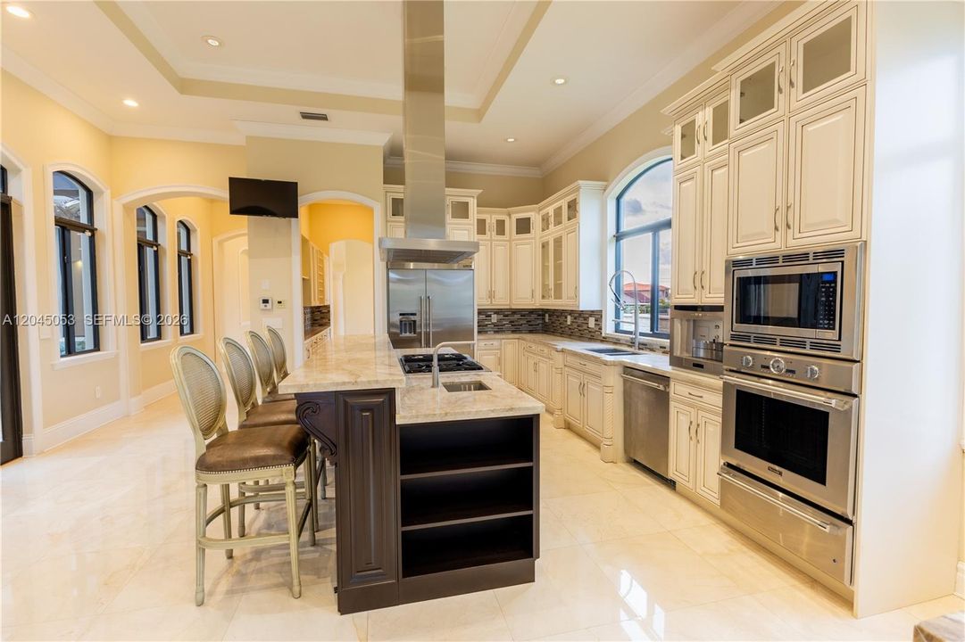 For Sale: $3,500,000 (7 beds, 6 baths, 5789 Square Feet)