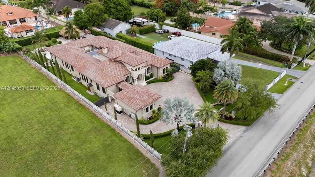 For Sale: $3,500,000 (7 beds, 6 baths, 5789 Square Feet)