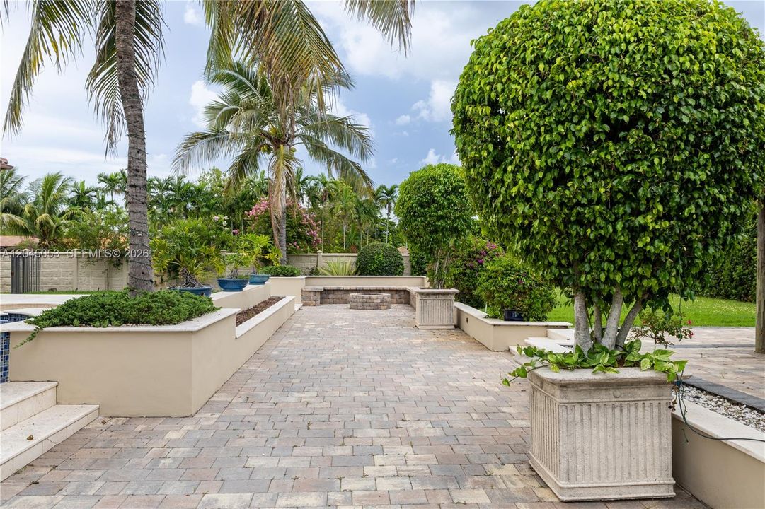 For Sale: $3,500,000 (7 beds, 6 baths, 5789 Square Feet)