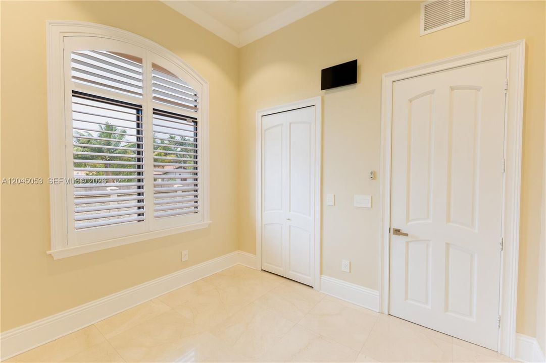For Sale: $3,500,000 (7 beds, 6 baths, 5789 Square Feet)