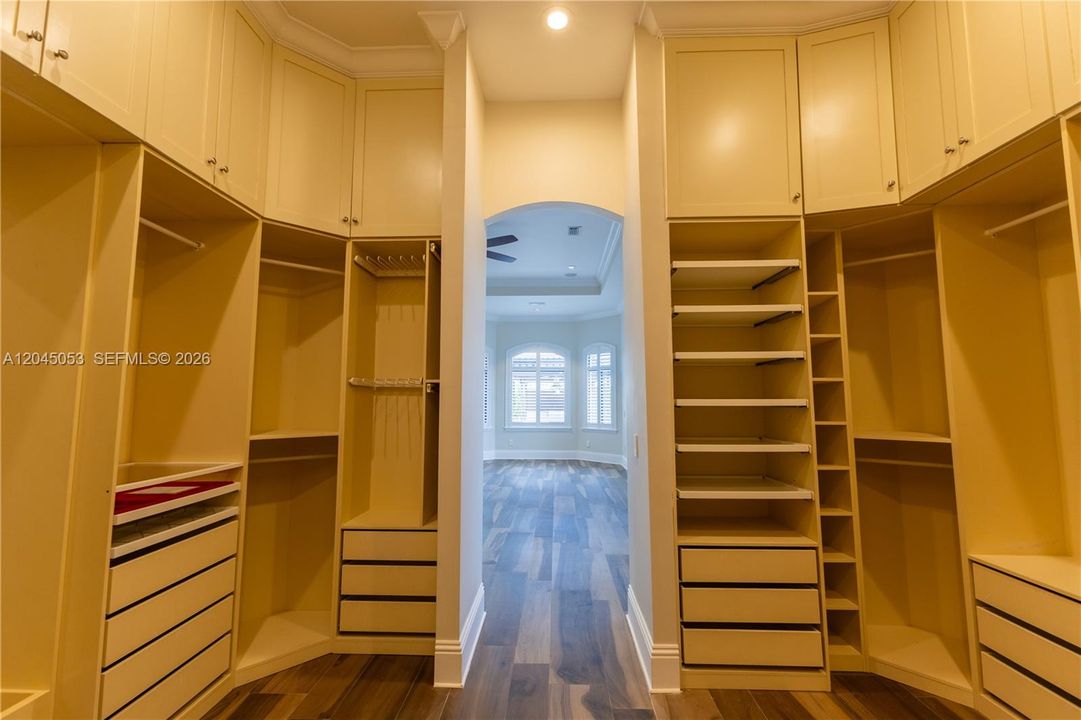 For Sale: $3,500,000 (7 beds, 6 baths, 5789 Square Feet)