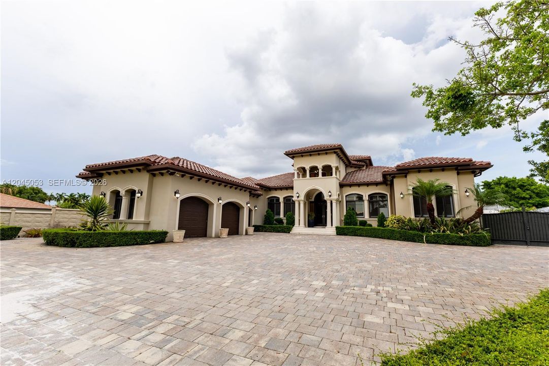 For Sale: $3,500,000 (7 beds, 6 baths, 5789 Square Feet)