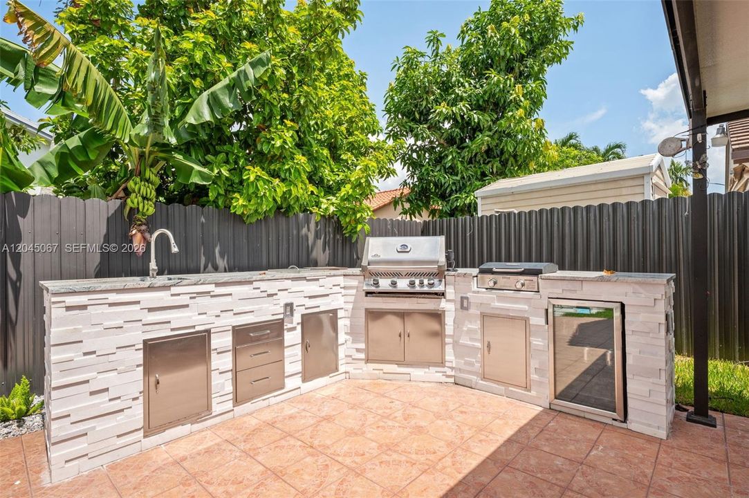 Outdoor Kitchen with top of the line BBQ and more