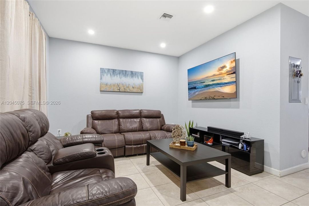 En Venta: $332,000 (2 camas, 2 baños, 1224 Pies cuadrados)
