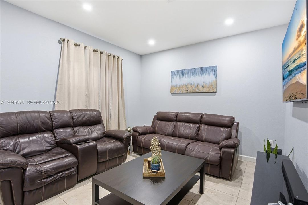 En Venta: $332,000 (2 camas, 2 baños, 1224 Pies cuadrados)