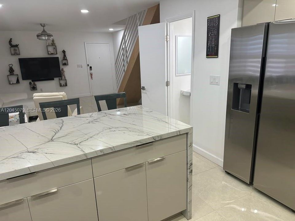 В аренду: $2,495 (2 спален, 1 ванн, 940 Квадратных фут)