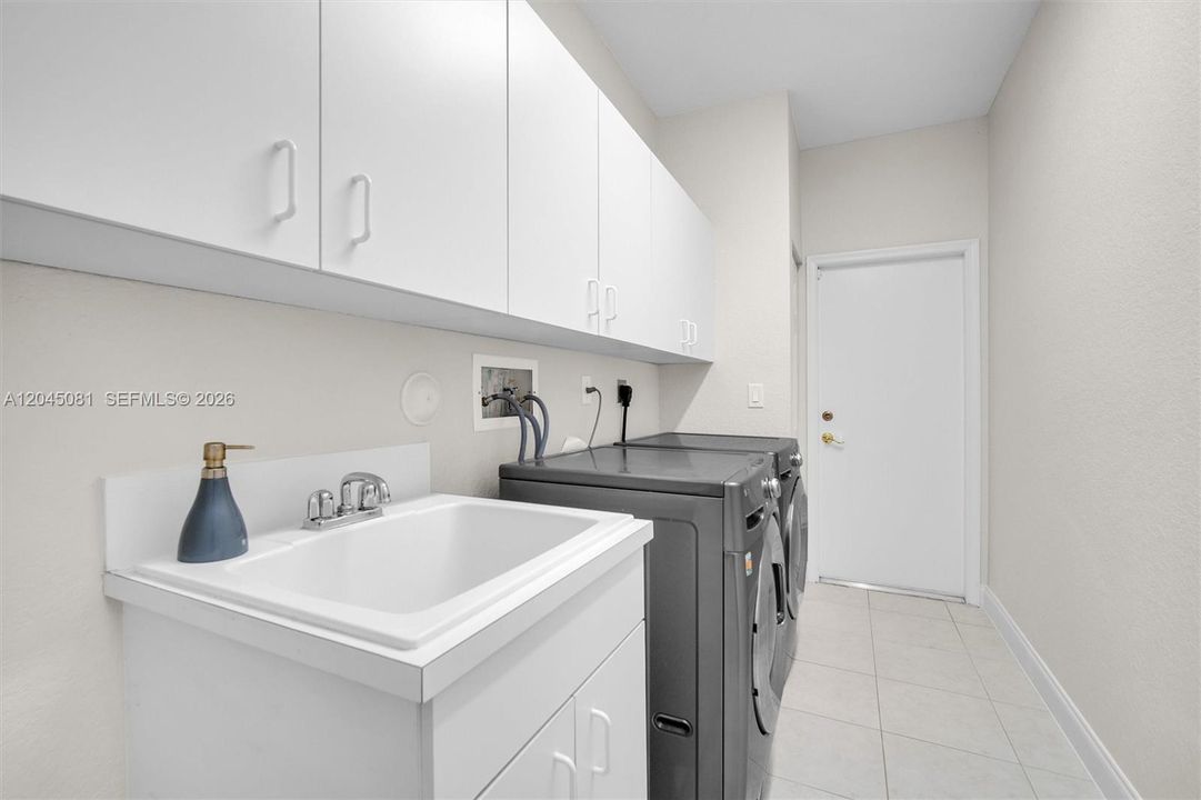 For Rent: $7,750 (5 beds, 3 baths, 3363 Square Feet)