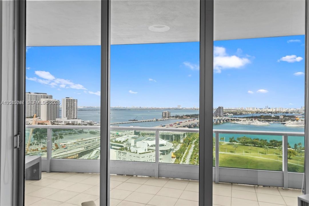 : $1,975,000 (3 camas, 4 baños, 2145 Pies cuadrados)