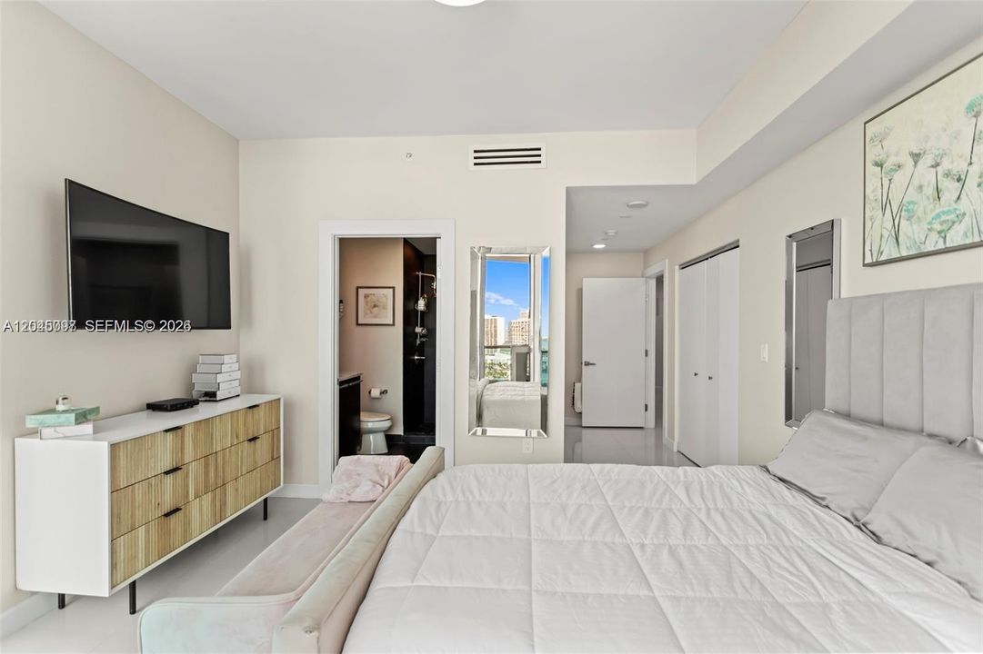 : $1,975,000 (3 camas, 4 baños, 2145 Pies cuadrados)