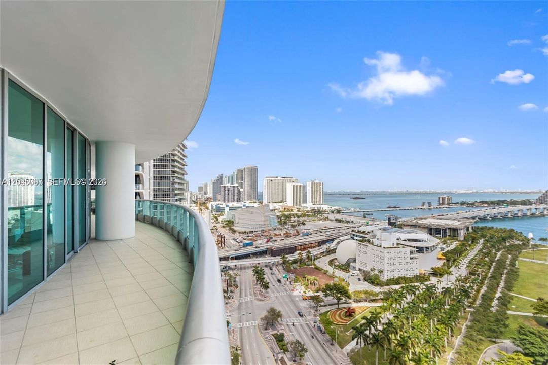 : $1,975,000 (3 camas, 4 baños, 2145 Pies cuadrados)