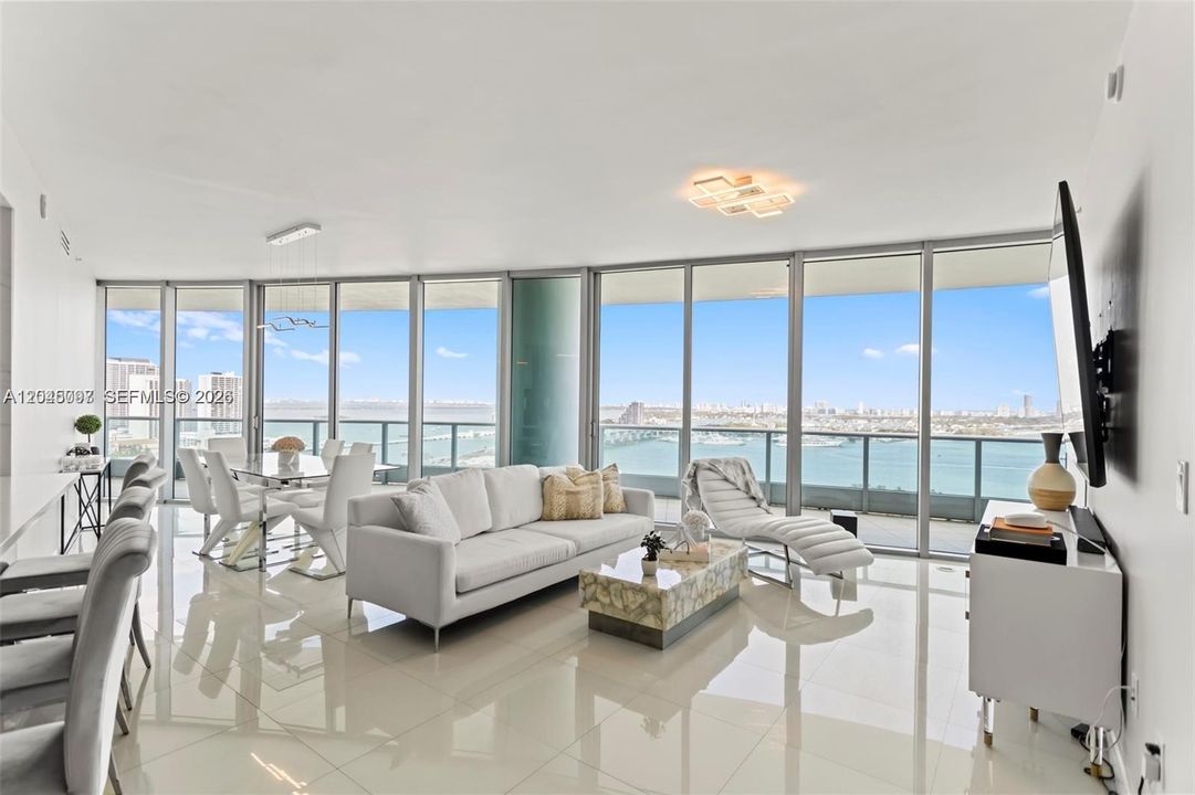 : $1,975,000 (3 camas, 4 baños, 2145 Pies cuadrados)