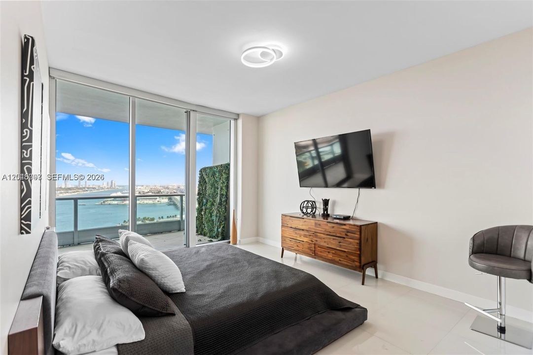 : $1,975,000 (3 camas, 4 baños, 2145 Pies cuadrados)