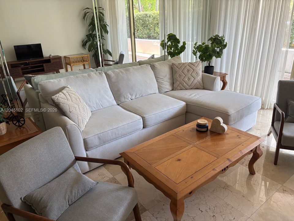 В аренду: $4,500 (2 спален, 2 ванн, 1260 Квадратных фут)