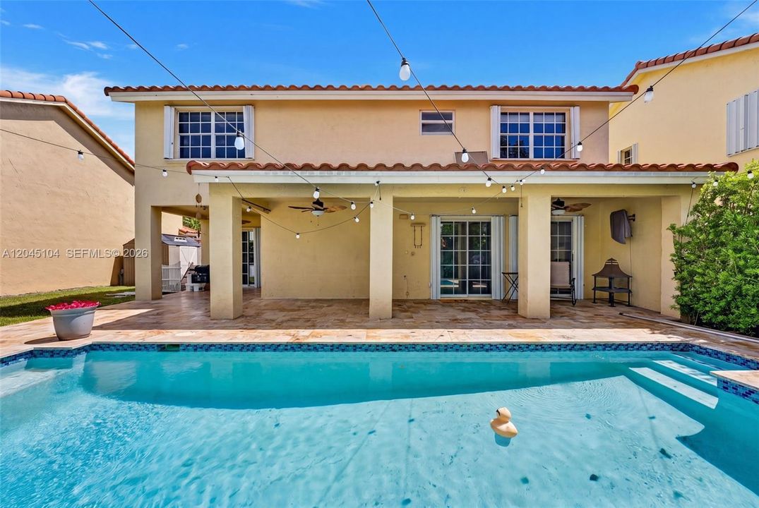En Venta: $775,000 (4 camas, 2 baños, 2222 Pies cuadrados)