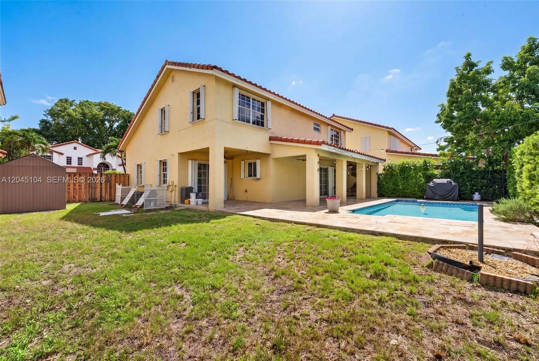 En Venta: $775,000 (4 camas, 2 baños, 2222 Pies cuadrados)