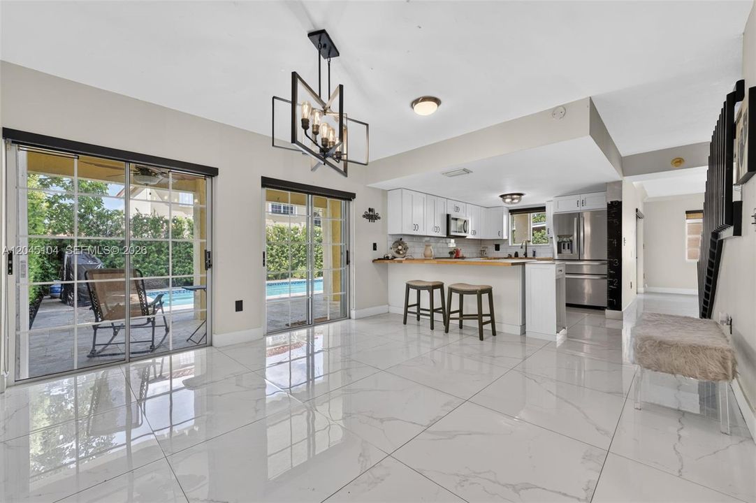 En Venta: $775,000 (4 camas, 2 baños, 2222 Pies cuadrados)