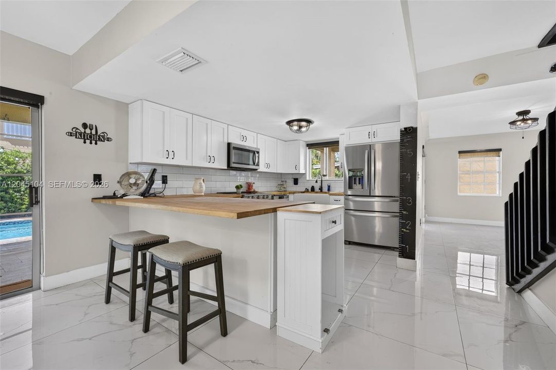 En Venta: $775,000 (4 camas, 2 baños, 2222 Pies cuadrados)