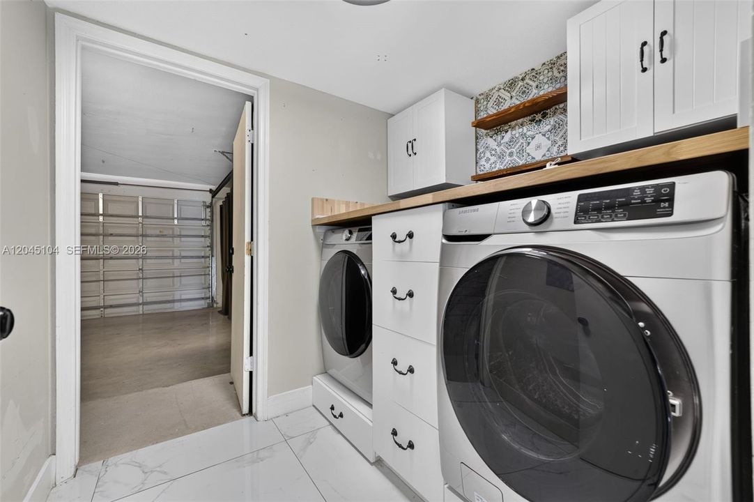 En Venta: $775,000 (4 camas, 2 baños, 2222 Pies cuadrados)