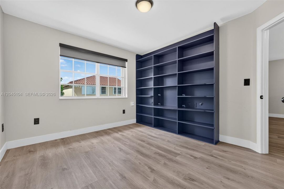 En Venta: $775,000 (4 camas, 2 baños, 2222 Pies cuadrados)