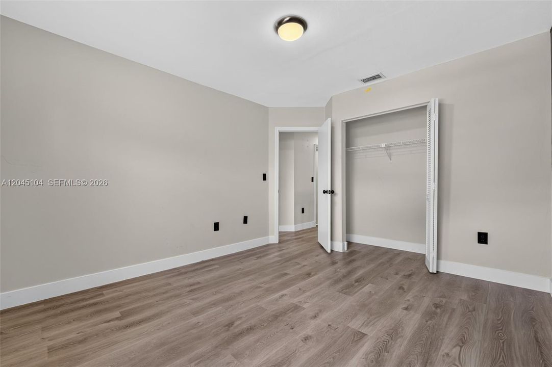 En Venta: $775,000 (4 camas, 2 baños, 2222 Pies cuadrados)