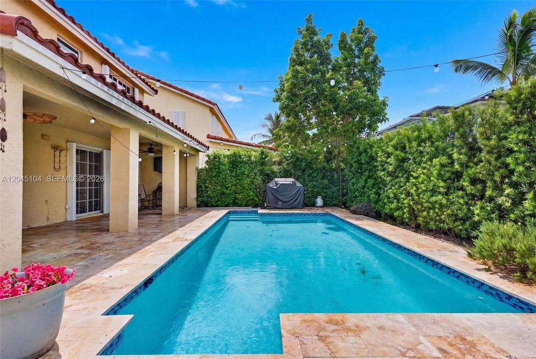 En Venta: $775,000 (4 camas, 2 baños, 2222 Pies cuadrados)