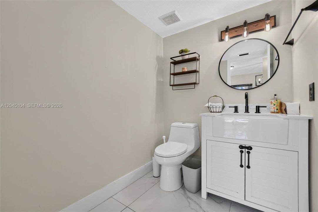 En Venta: $775,000 (4 camas, 2 baños, 2222 Pies cuadrados)