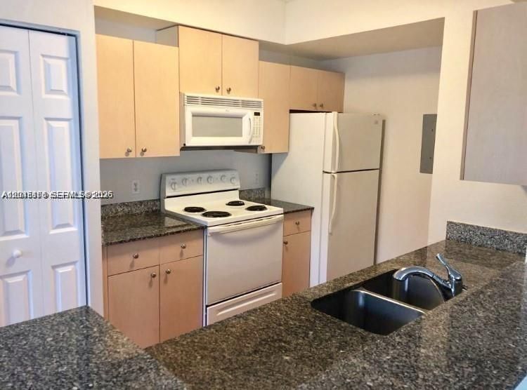 На продажу: $340,000 (2 спален, 2 ванн, 1205 Квадратных фут)