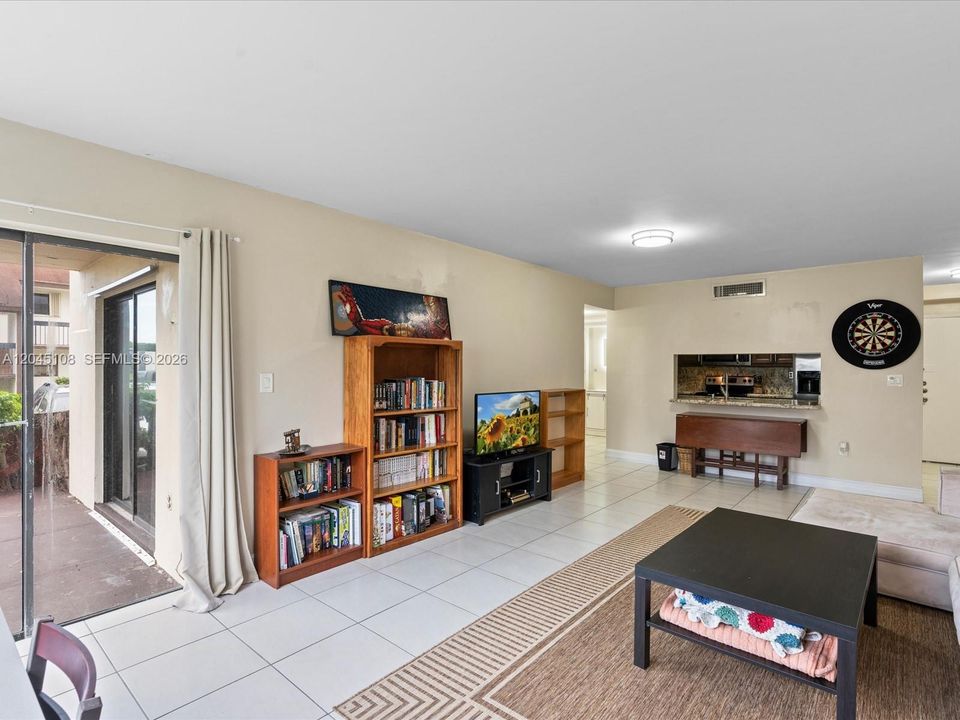 For Sale: $245,000 (1 beds, 1 baths, 893 Square Feet)