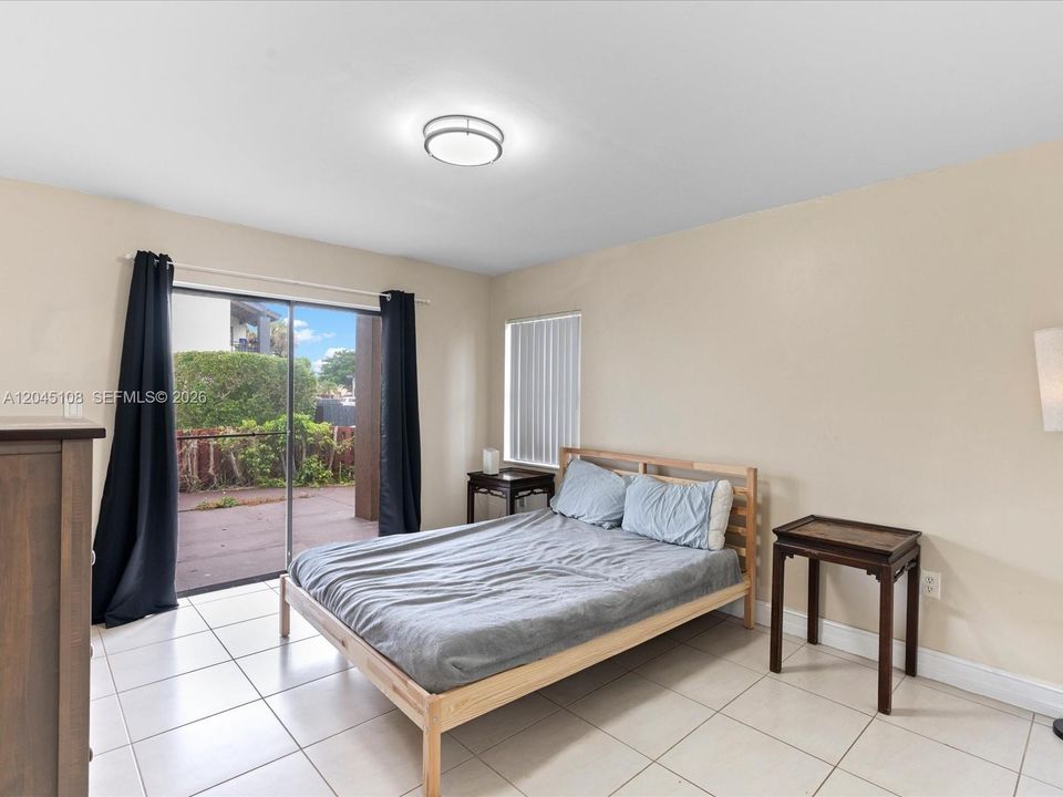 For Sale: $245,000 (1 beds, 1 baths, 893 Square Feet)