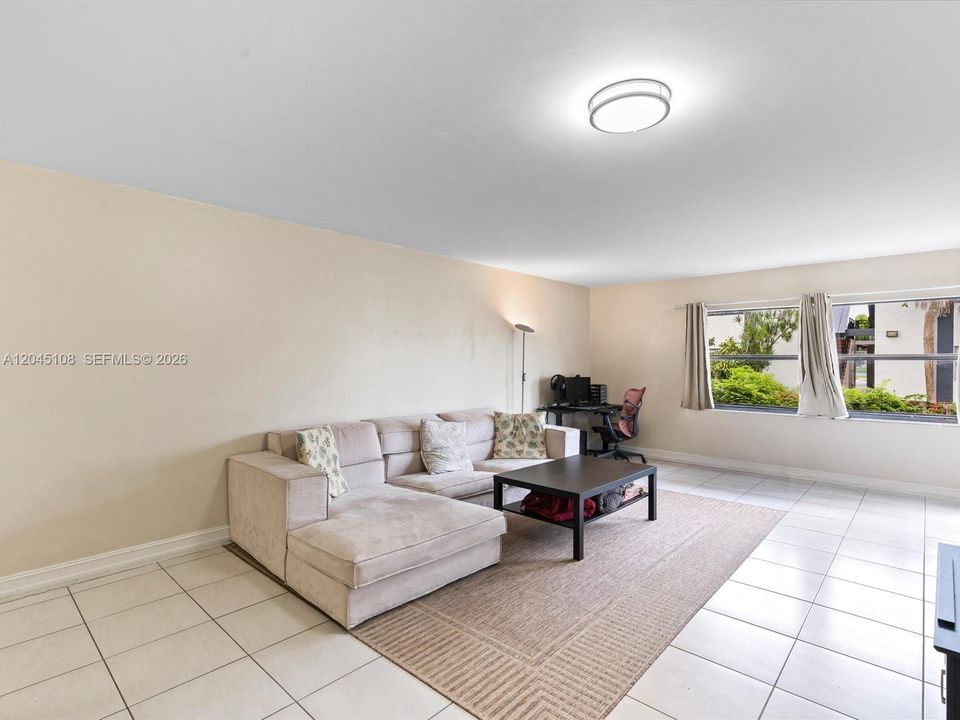 For Sale: $245,000 (1 beds, 1 baths, 893 Square Feet)