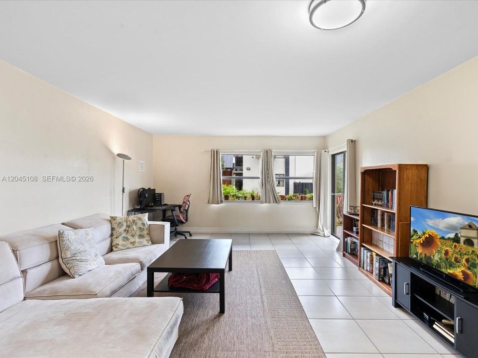 For Sale: $245,000 (1 beds, 1 baths, 893 Square Feet)