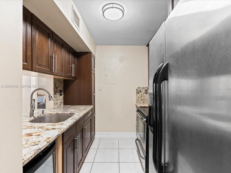 For Sale: $245,000 (1 beds, 1 baths, 893 Square Feet)
