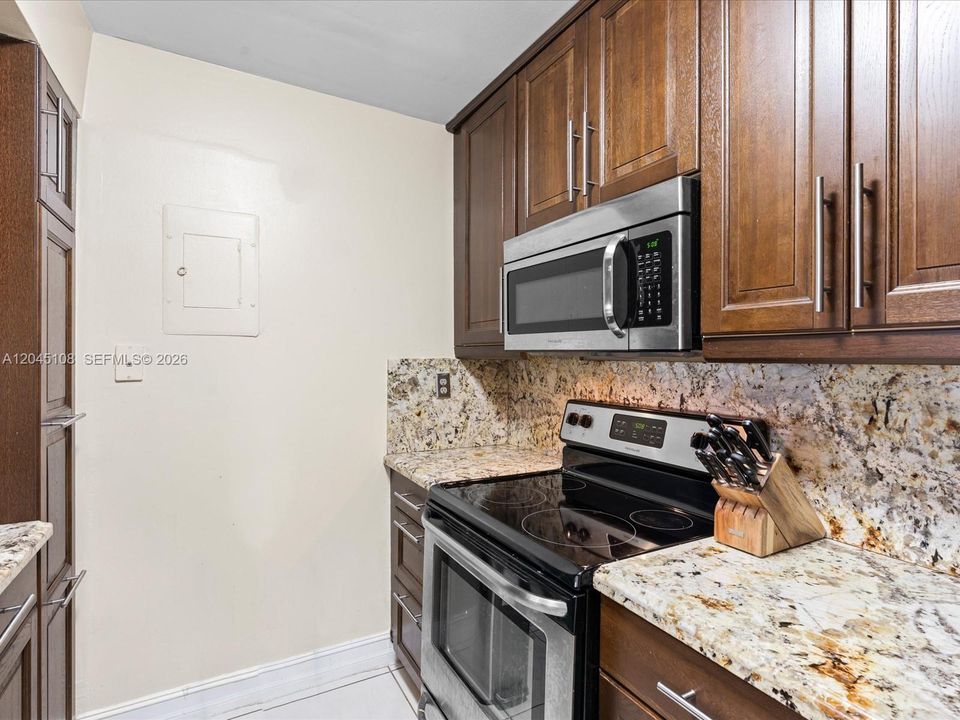 For Sale: $245,000 (1 beds, 1 baths, 893 Square Feet)